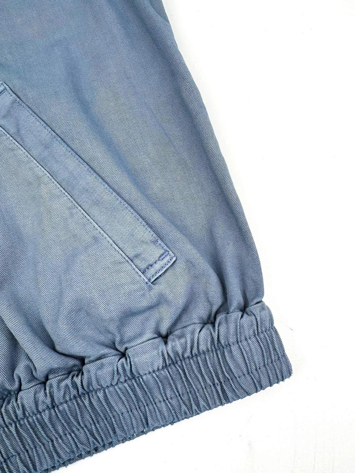 P460 Ralph Lauren embroidered zipper jacket. Customized cloudy blue twill cotton. Soft and silky. Comfortable against the skin. Mainly based on cloudy blue. A color with a life attitude. Exquisite white pony logo is embellished. Fully recognizable. With a breath of freedom and vitality. A symphony of pure and smart colors. Reconstruct the classic with a neat silhouette. Use advanced computer control systems and precision mechanical components to achieve iconic pony embroidery operations with high precision and smooth and delicate lines. Process 2: Template machine bag opening. The preset template guides the position, shape and size of the bag opening. The accuracy ensures the quality of the bag opening effect. Process 3: The hem is made in one go using a three-needle waist-drawing machine. The elastic band and fabric are sewn together in the same process using the machine's special needle position and feeding mechanism. The three-needle design is stronger and can evenly distribute pressure. Ensure that the elastic band is closely attached to the fabric. Process 4: Follow the original color system for dyeing. Prioritize the original color and fabric material. Select special dyes. Reheat to the appropriate temperature. Perform dip-dyeing. Finally, perform color registration. Accessories: Customized 1:1 Ralph Lauren engraved buckle. Customized 1:1 Ralph Lauren bronze zipper. Customized 1:1 Ralph Lauren trademark. Version: Fitted version. Size: S M L XL. Style number: CC908.